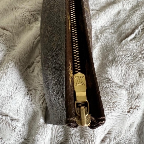 Authentic Louis Vuitton monogram toiletry  26 pouch - Picture 4 of 7